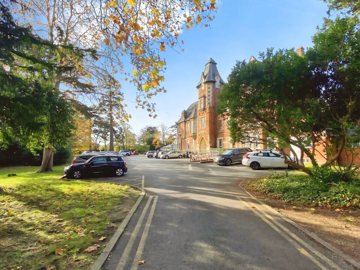 Second-floor offices with parking and shared facilities in Earley, Reading for lease Photo 2