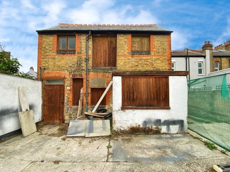 Mixed investment property for sale in Westcliff on Sea Essex with refurbishment potential Photo 2
