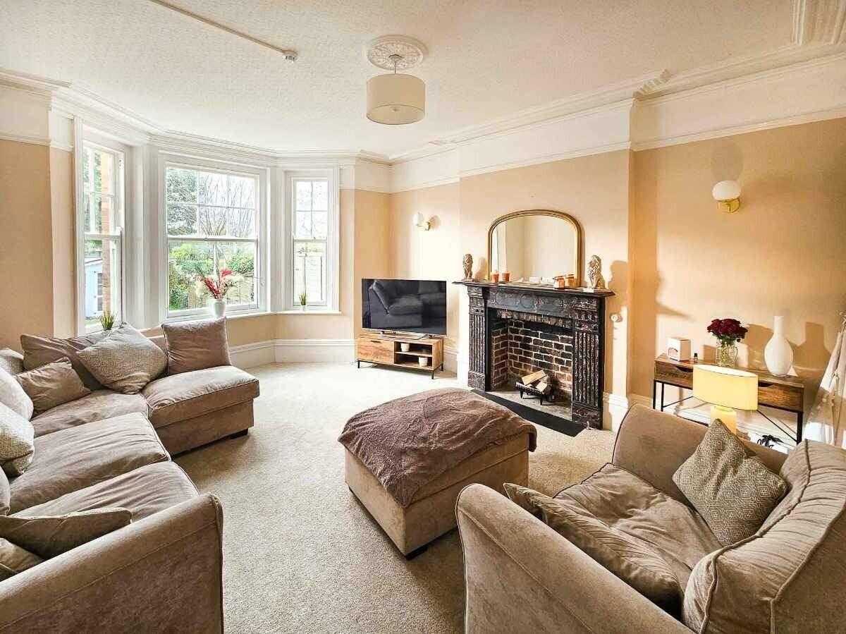 Modern 8-Bedroom Property for Sale in Torquay Devon with Ample Living Space and Garden Photo 2