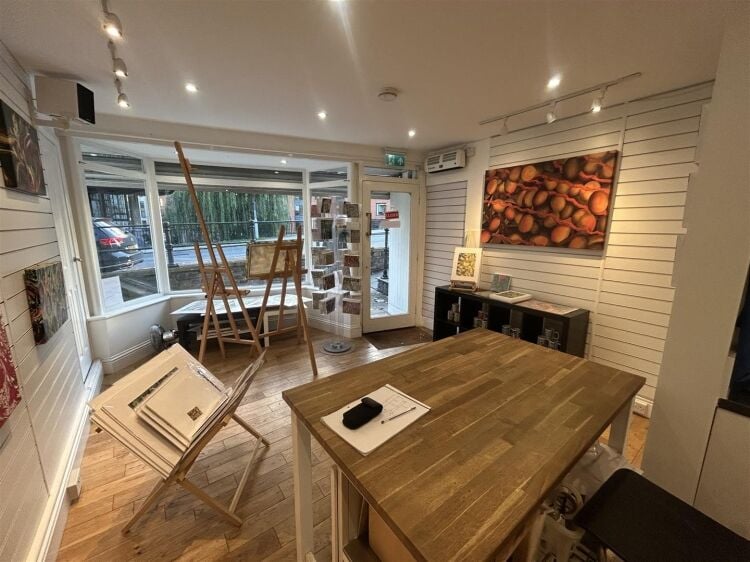 A well presented shop of approximately 220 sq ft, the property is situated in a very prominent and central location on passage street, it is approxima Photo 2