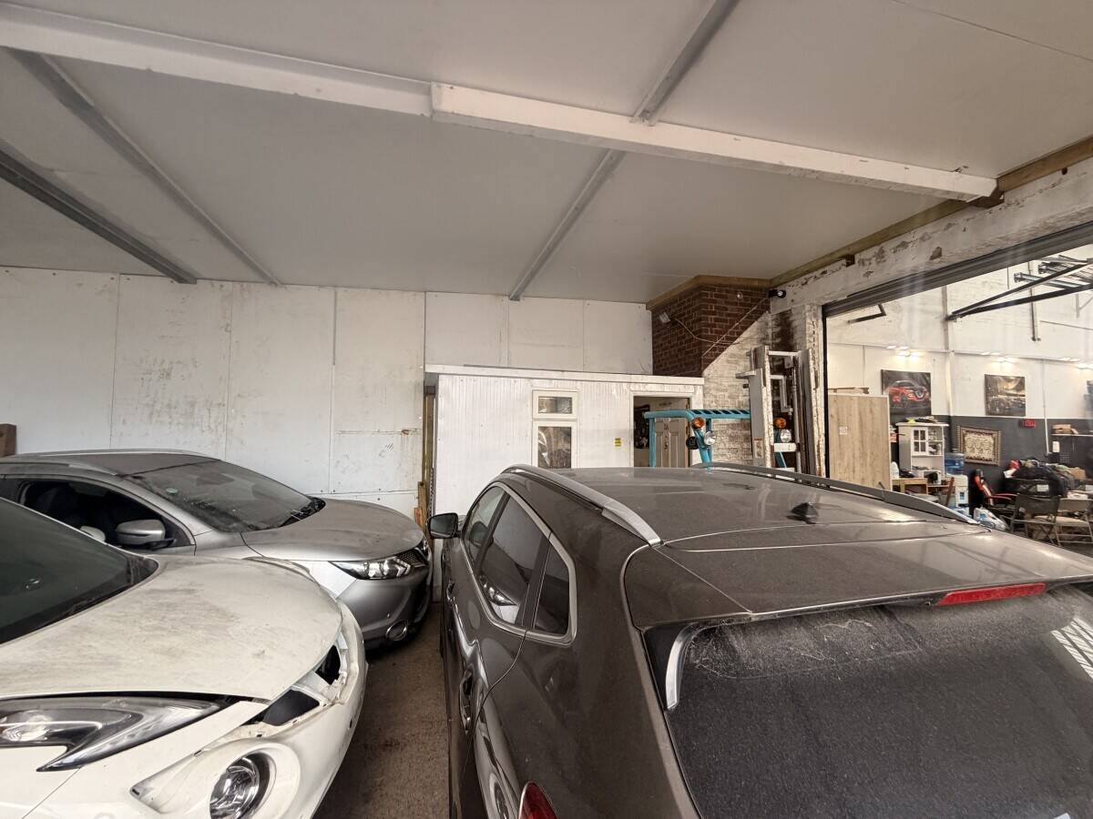 Industrial garage unit in Park Royal London with warehouse and three car ramps available for sale Photo 3