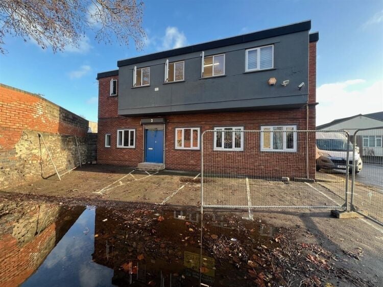 Industrial Unit for Sale in Bristol with Open-Plan Space and Off-Street Parking Photo 2