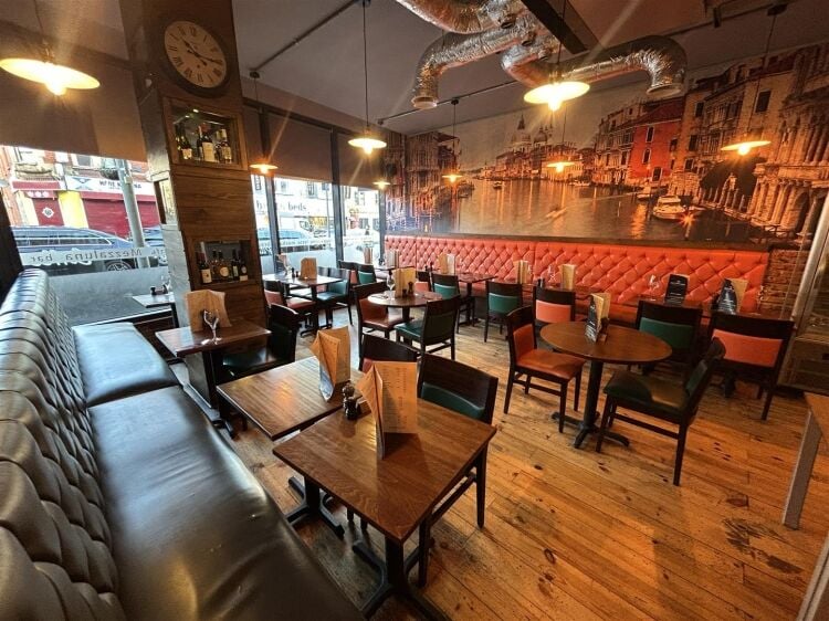 Well-presented restaurant for sale in Bristol with indoor and outdoor seating options available Photo 2