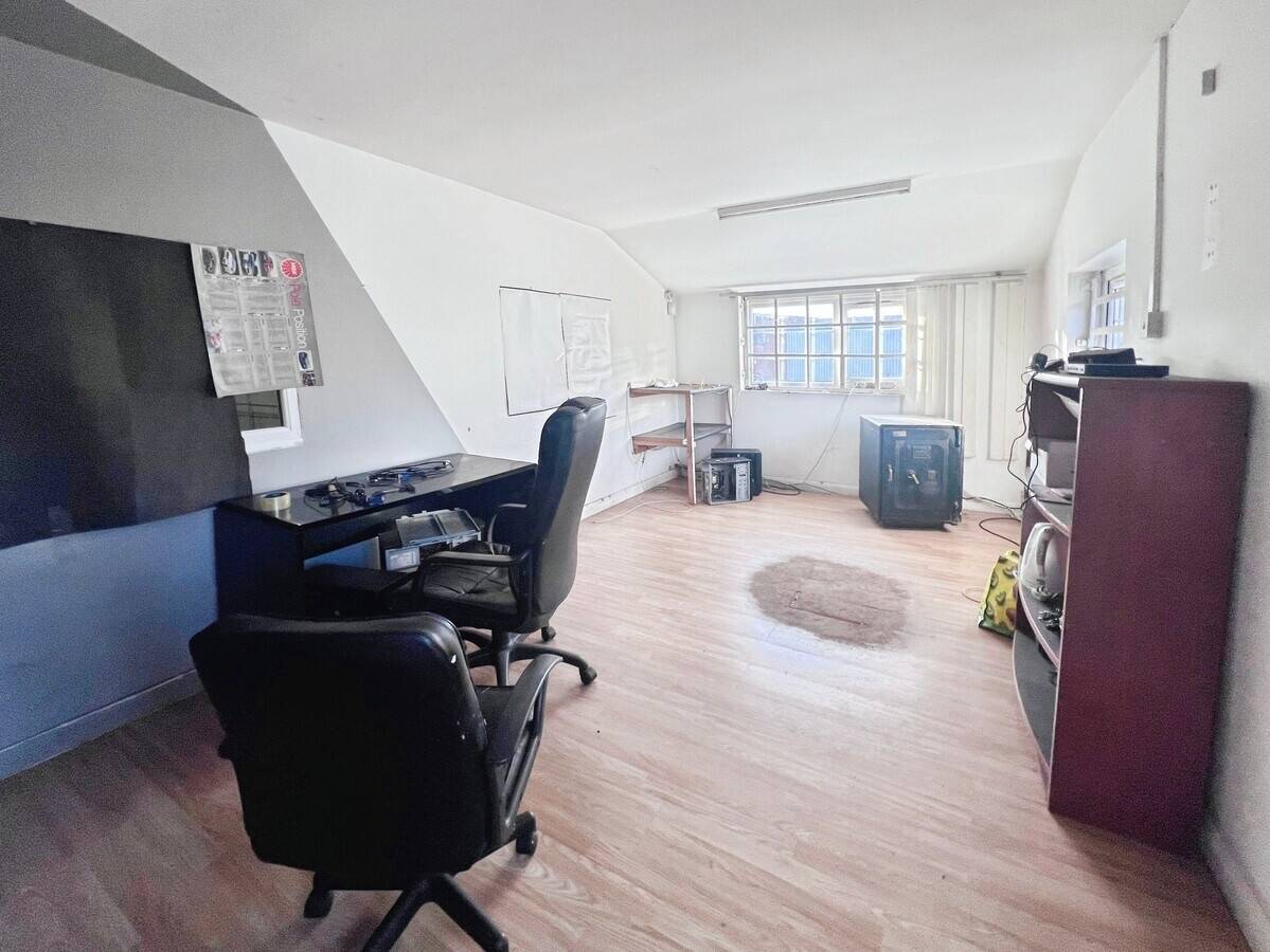 Garage Workshop Available in West Bromwich with Two Ramps and Immediate Access Photo 2