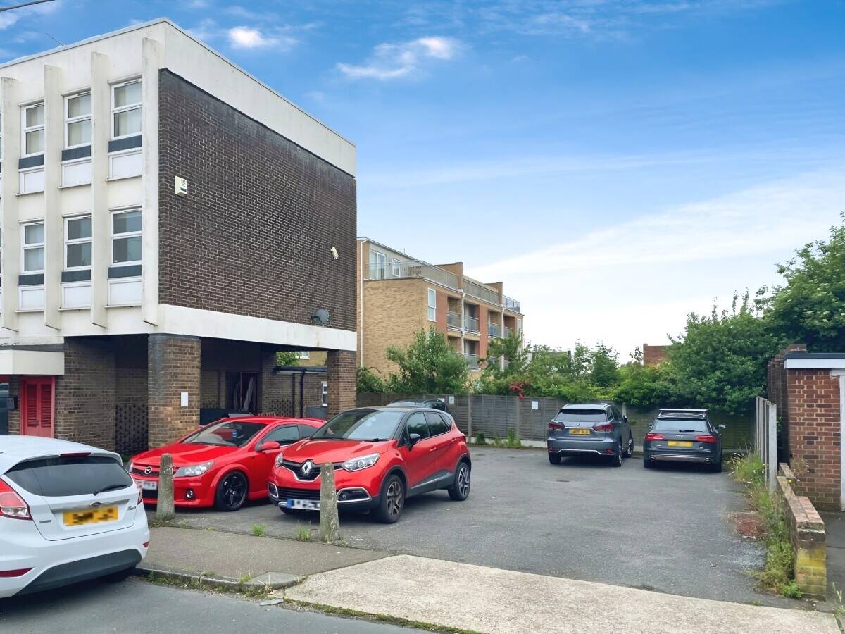Shop/Office Investment in Benfleet Essex with Planning Permission for Flat Conversion Photo 2