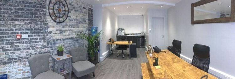 Empty commercial shop for lease in North London near stadium and supermarket Photo 2