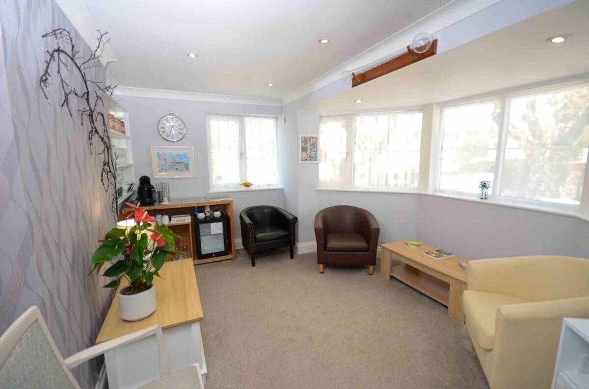 Guest House for Sale in Prime Torquay Devon with 5 Letting Rooms and Owner's Annex Photo 2