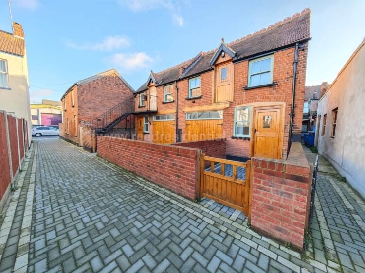 Mixed-use coach house with apartment and studios in Westcliff on Sea Essex for sale Photo 2