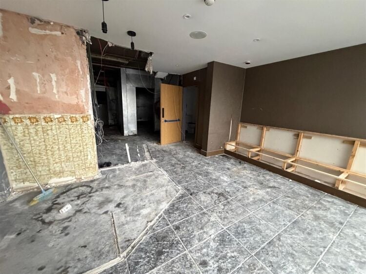 Mid-terrace former restaurant on Filton Road, Bristol, offering 800 ft² of potential space. Photo 2