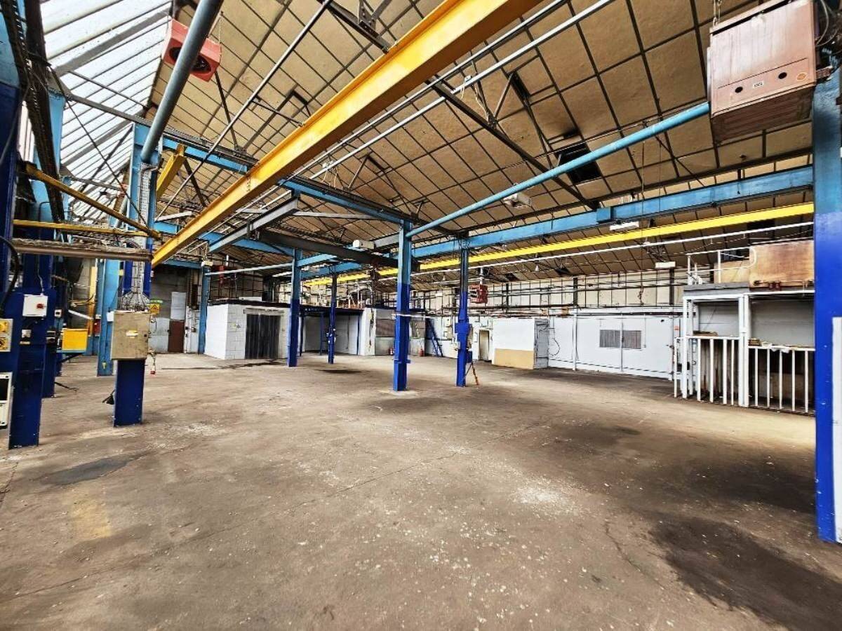 Freehold 16,000 sq. ft. industrial premises with crane in South East Essex complex Photo 2