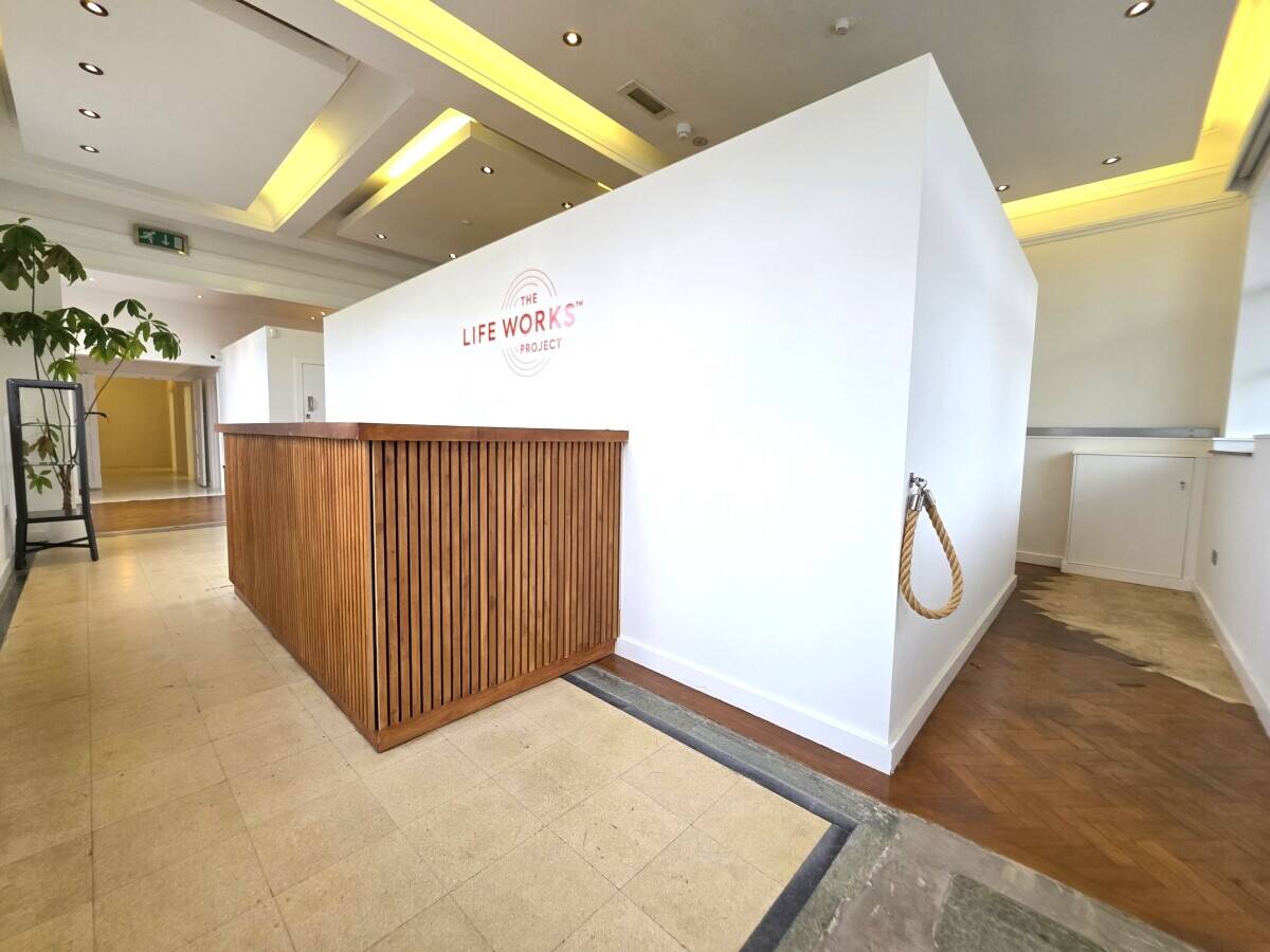 RETAIL SHOP - APPROX 1,833 SQ. FT. Photo 2