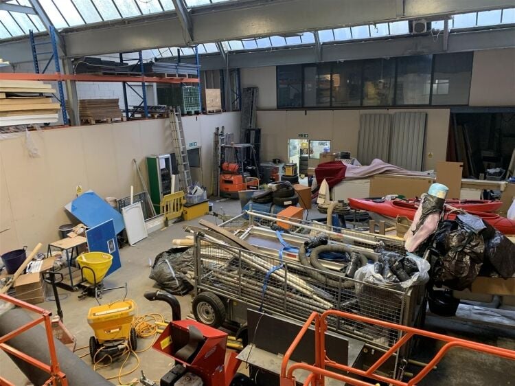 Industrial unit for sale in Bristol with warehouse space, offices, and convenient access to routes Photo 2