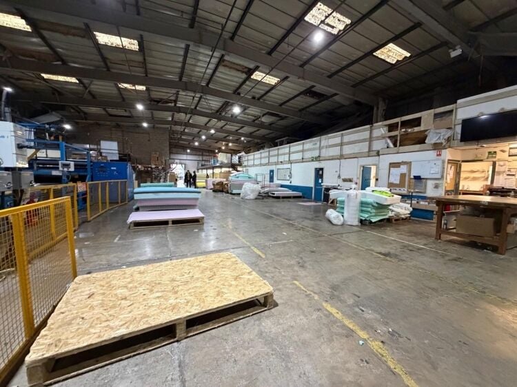 Large industrial unit with office space in Bristol, 11,675 ft² plus 1,700 ft² mezzanine available  Photo 2