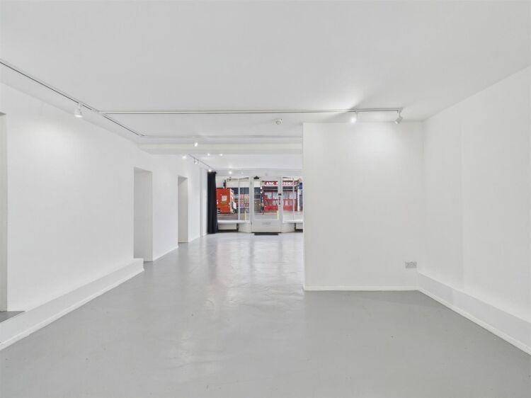 Vacant ground floor shop office studio in Bristol on Cheltenham Road with modern amenities Photo 2
