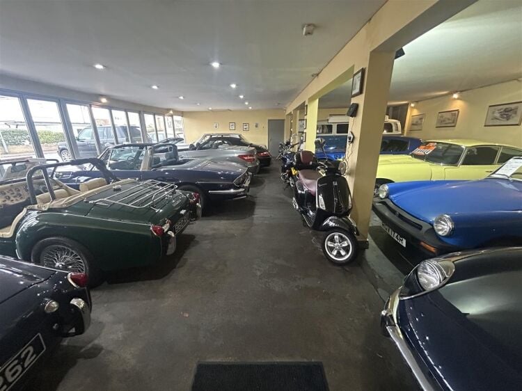 A ground floor former car showroom extending to approximately 1,826 sq ft. the property features a large, highly prominent frontage and benefits from Photo 2