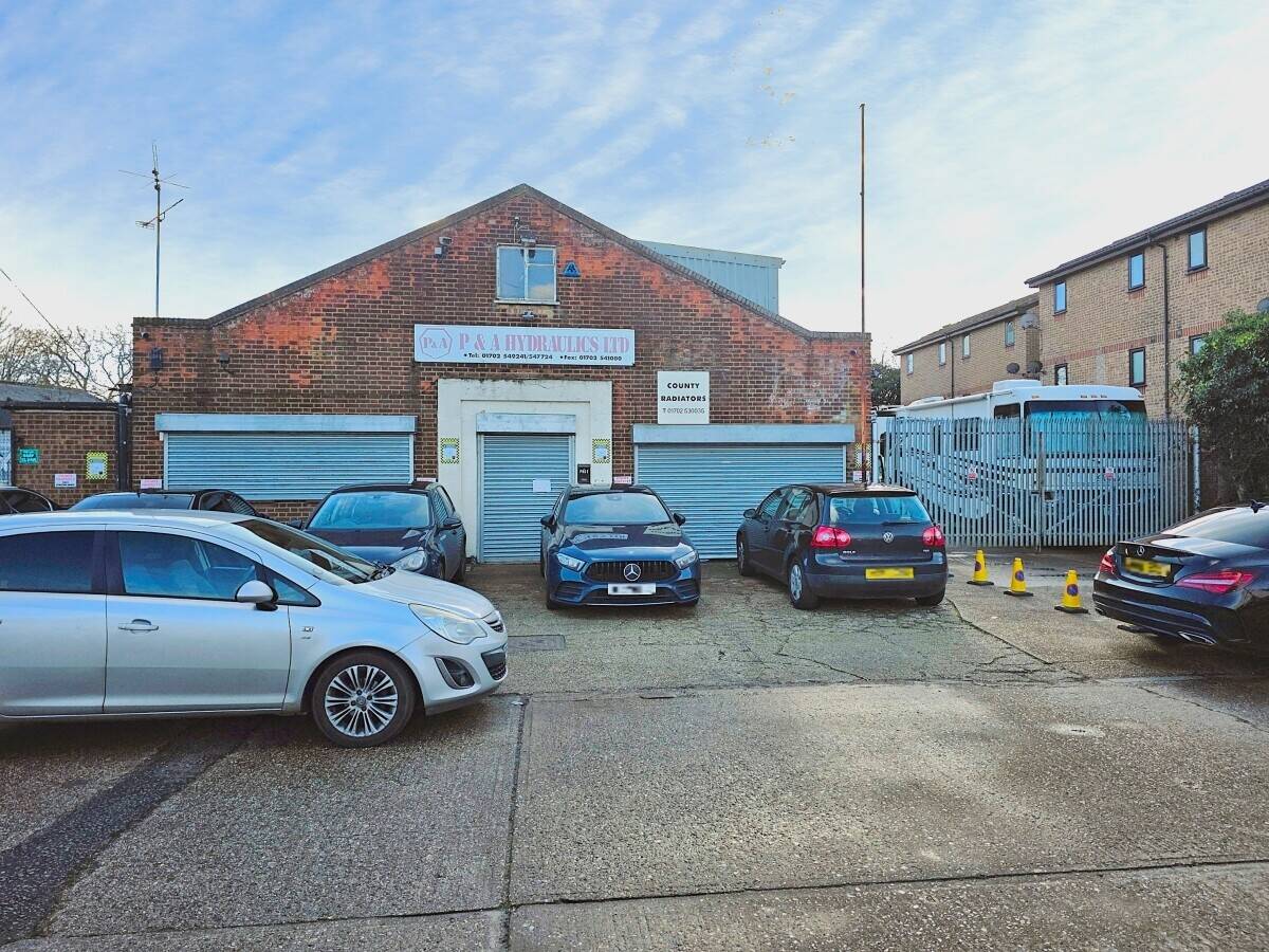 Industrial unit for sale in Rochford Essex with office space and transport access Photo 2