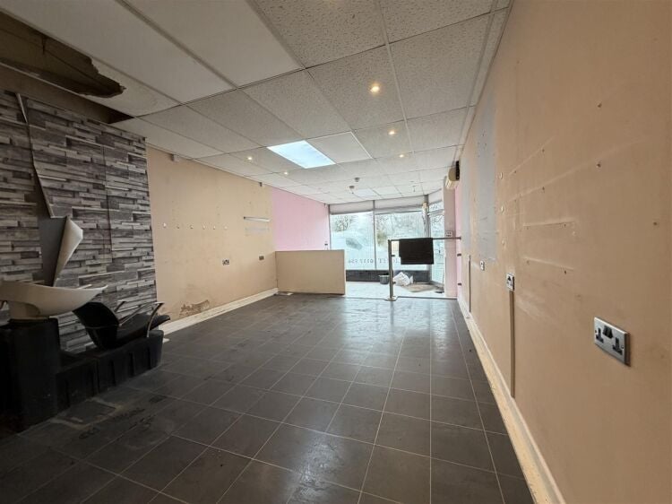 Mixed-use property in Bristol with vacant retail unit and 3-bedroom maisonette above Photo 2