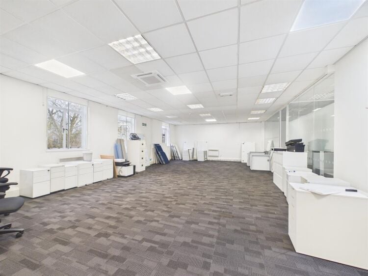 Modern second-floor office space for sale in Bristol, approximately 1,800 ft² with air conditioning Photo 2