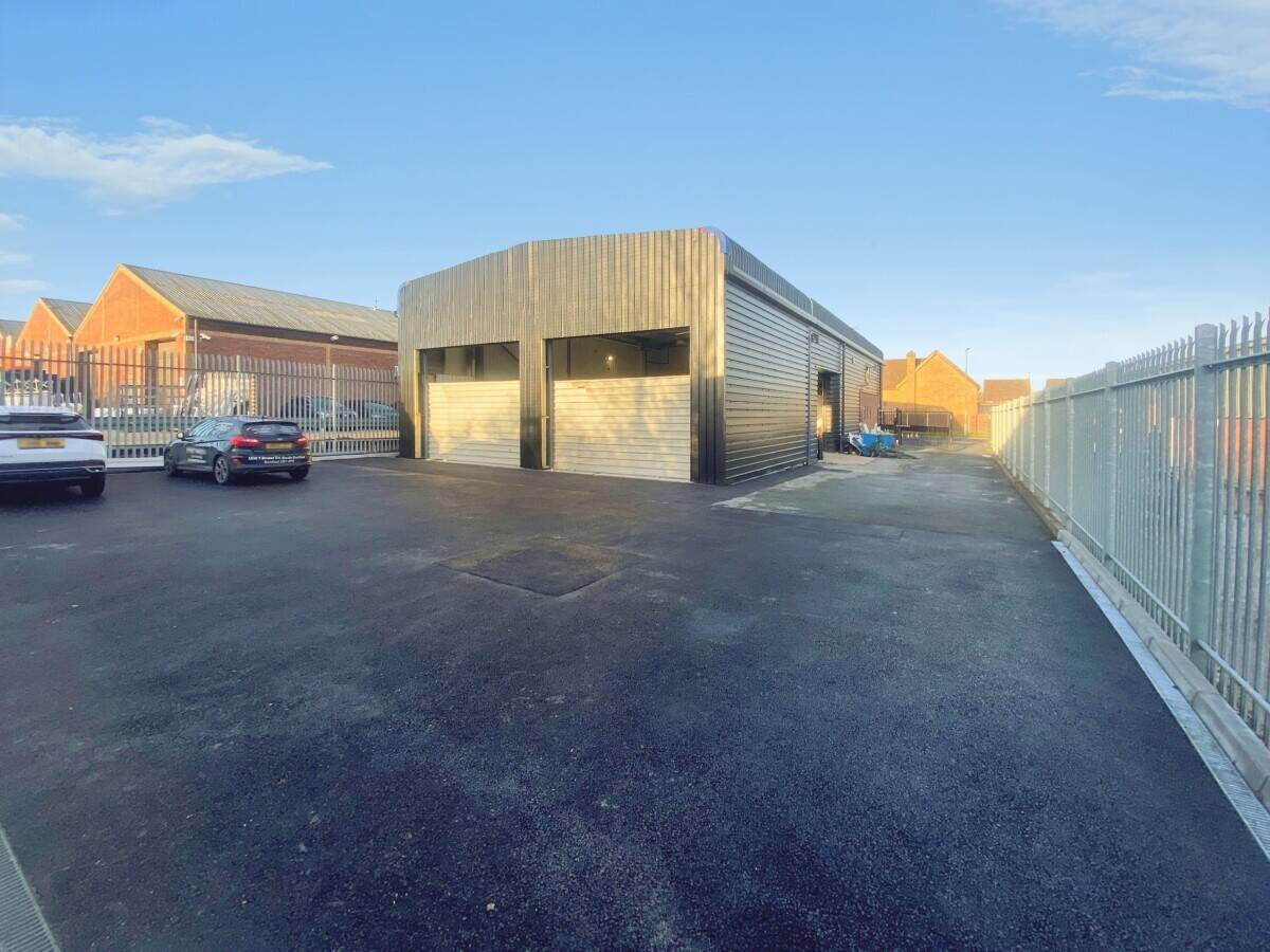 Modern Warehouse and Offices for Sale in Wickford Essex with Versatile Space Available Photo 2