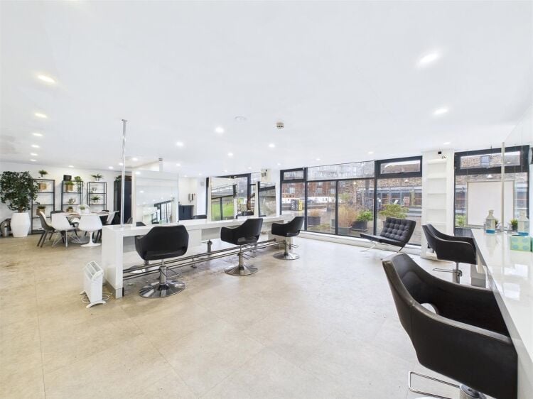 A spacious commercial unit situated in an enviable location on bristol's harbourside within easy reach of bristol city centre. Photo 2