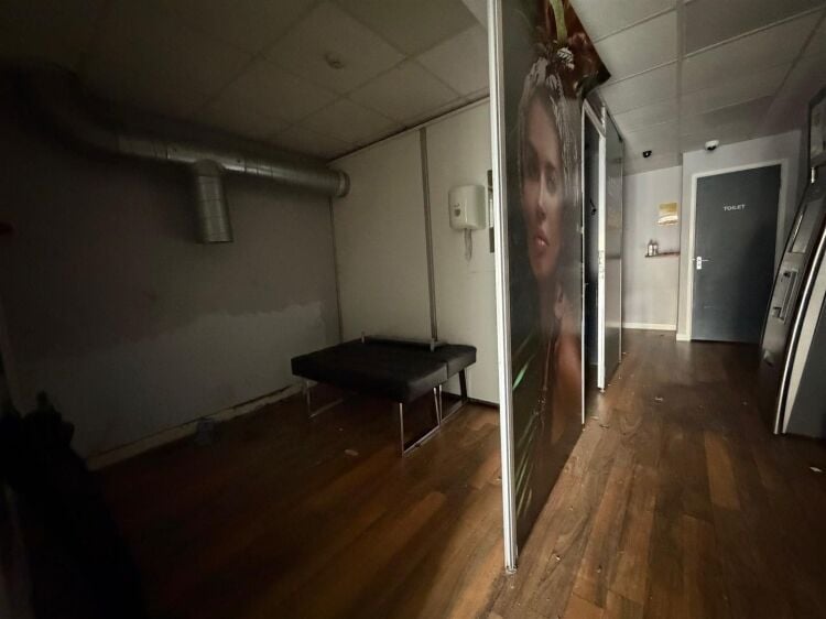A ground floor retail unit extending to approximately 750 sq ft, most recently trading as a tanning salon. Photo 2