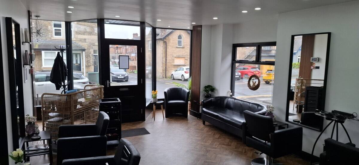 Mixed retail investment property in Harrogate North Yorkshire with hair salon and flat Photo 2