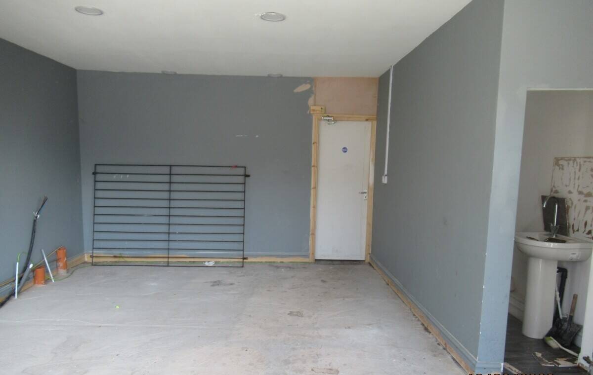 SHOP TO LET CLOSE TO BLACKBURN TOWN CENTRE Photo 2