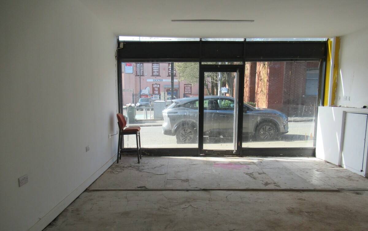 GROUND FLOOR SHOP TO LET IN BLACKBURN Photo 2
