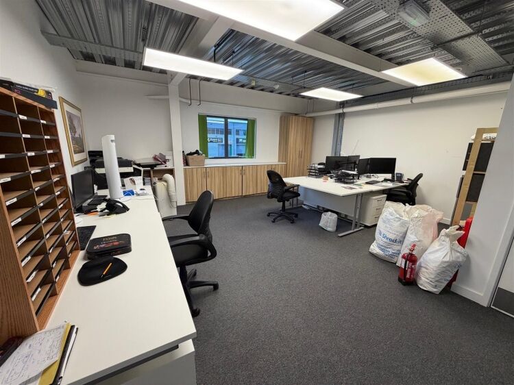 Well-presented warehouse unit with office space for sale in Bristol, 6,677 ft² in a modern park. Photo 2
