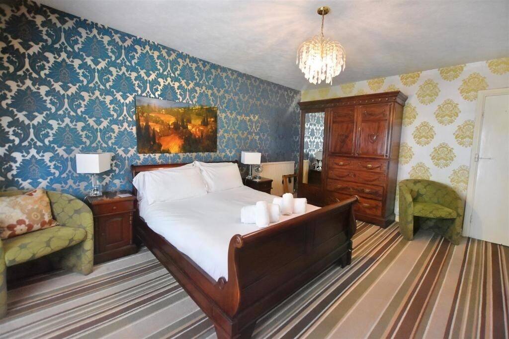10 Bedroom Bed & Breakfast in Pembroke, Pembrokeshire with En Suite Rooms and Ample Parking Photo 2