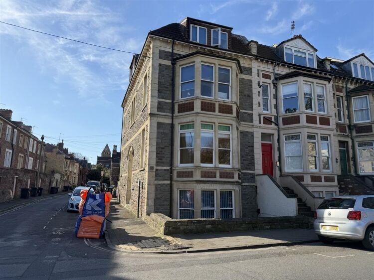 Bright 270 sq ft office space in Bristol with natural light and shared kitchen access Photo 2