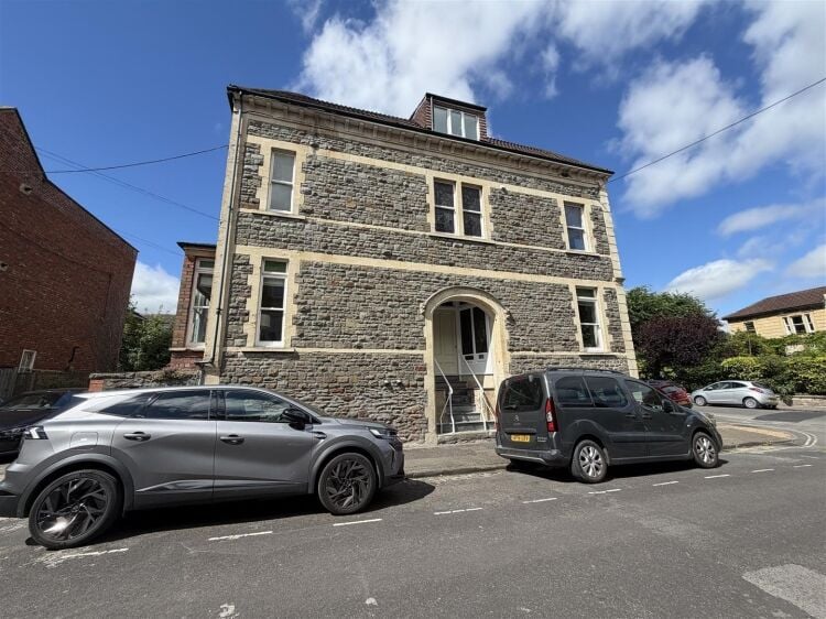 Bright 270 sq ft office space in Bristol with natural light and shared kitchen access Photo 2