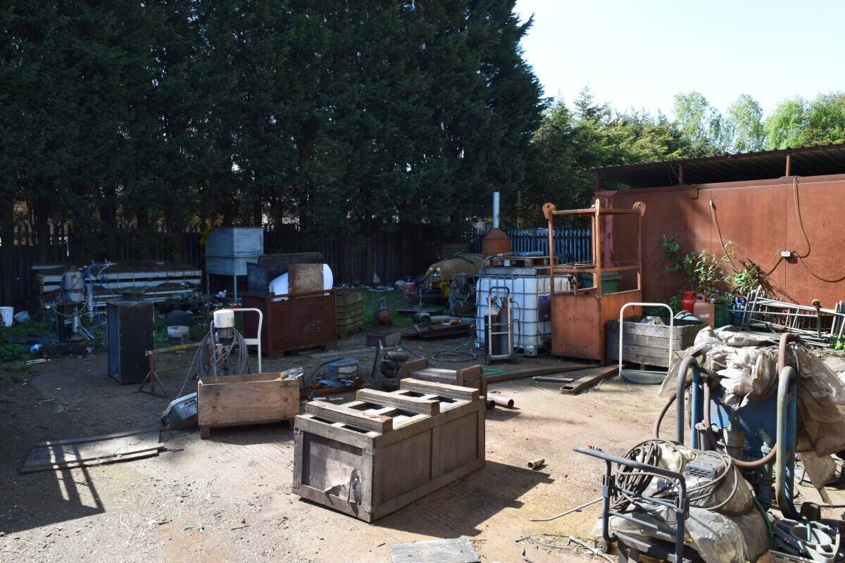 Factory unit with crane for sale in Bilston West Midlands offering 3,000 sq ft of space Photo 3