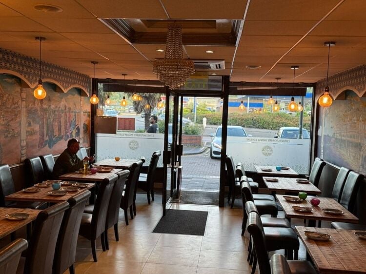 ESTABLISHED INDIAN RESTAURANT FOR SALE PRIME LOCATION IN HERTFORDSHIRE | REF: CS0751 Photo 2