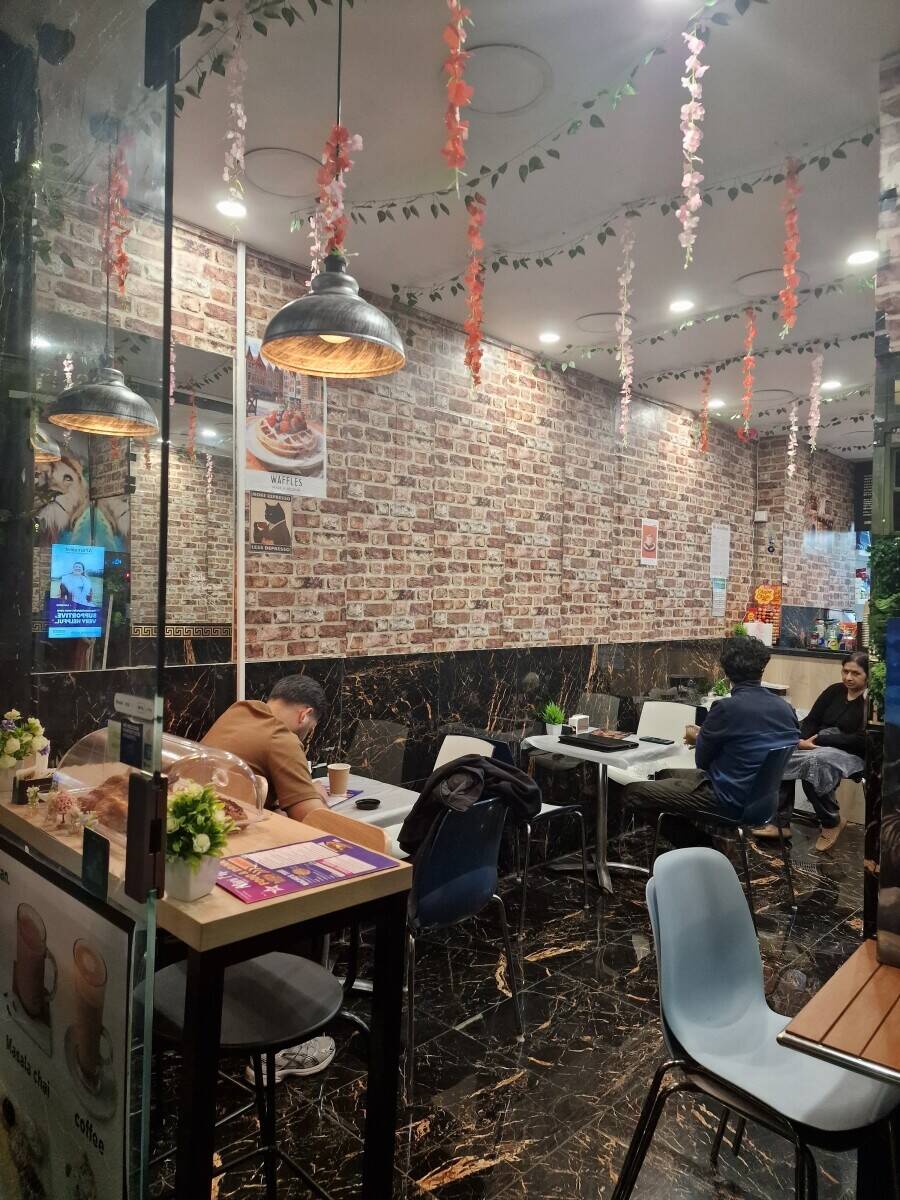 Café for sale in Camden with high morning foot traffic and potential for extended hours Photo 2