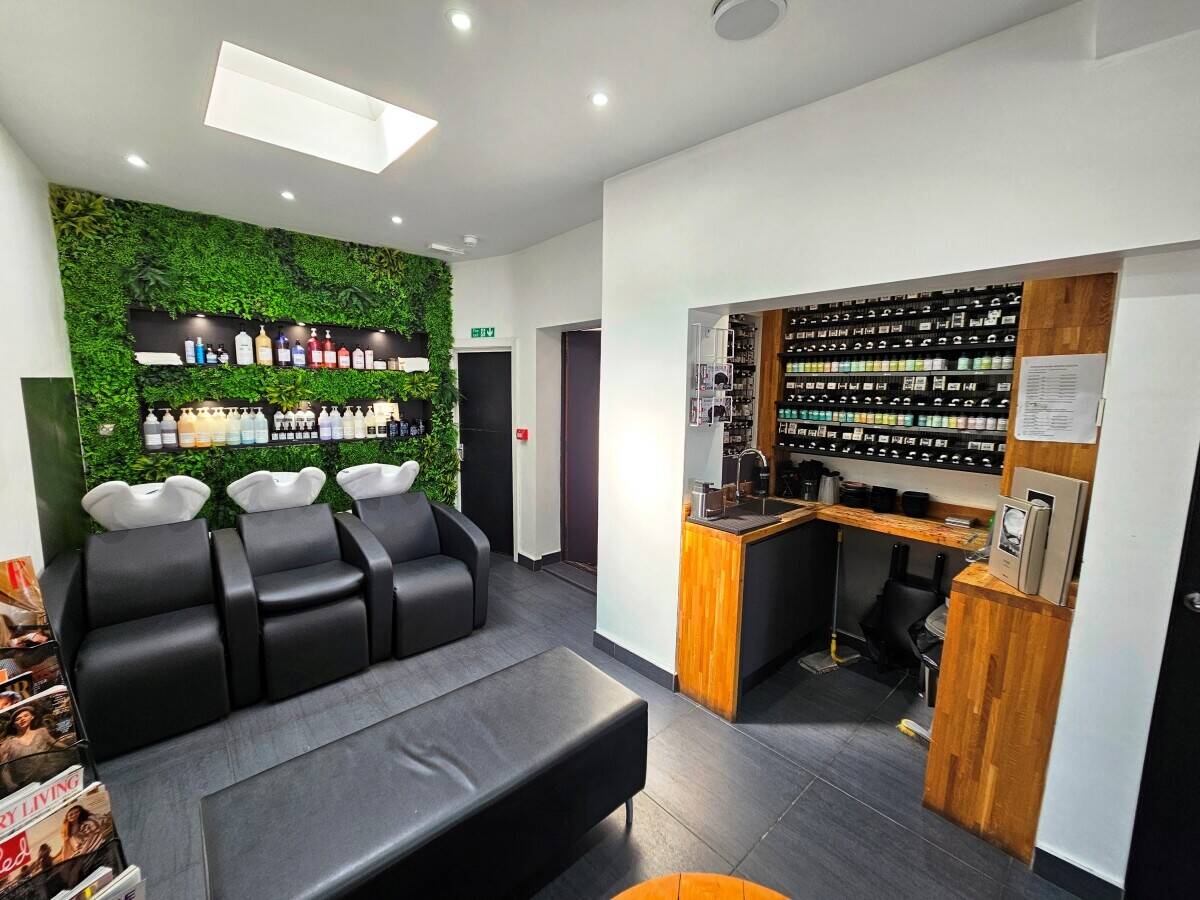 Freehold hair and beauty salon with large 3-bedroom flat in South East London for sale Photo 2