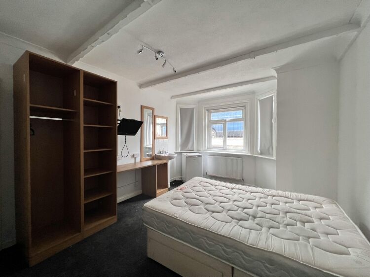 Prominent HMO in Bournemouth with 8 letting rooms and garden near key amenities Photo 2