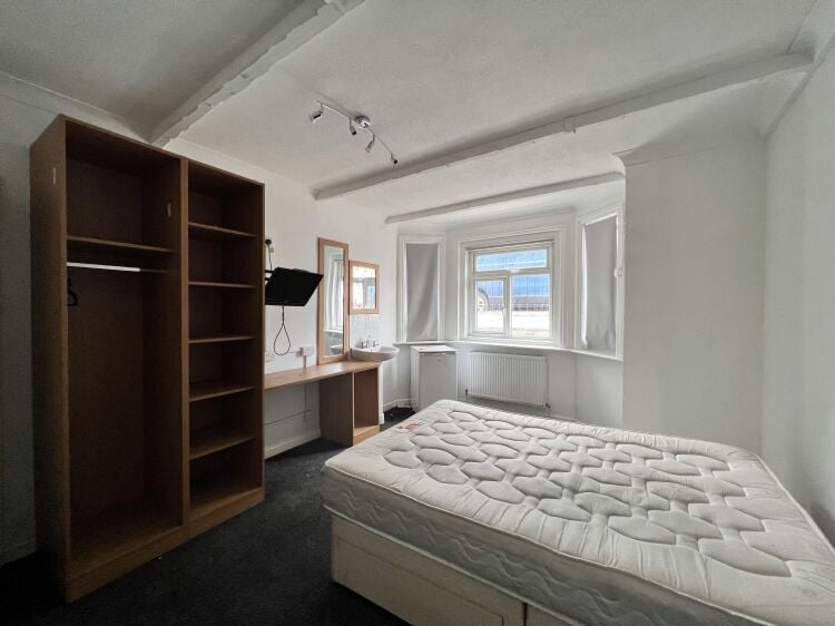 Prominent HMO in Bournemouth with 8 letting rooms and garden near key amenities Photo 2