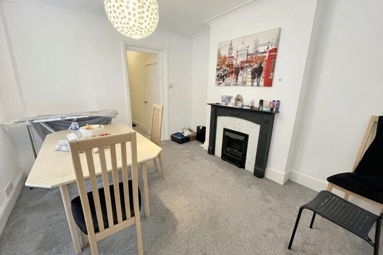 Three 2 Bedroom Apartments for Sale in Bournemouth Dorset with Garden and Nearby Amenities Photo 2