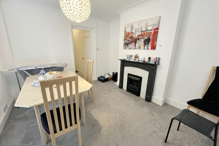 Three 2 Bedroom Apartments for Sale in Bournemouth Dorset with Garden and Nearby Amenities Photo 2