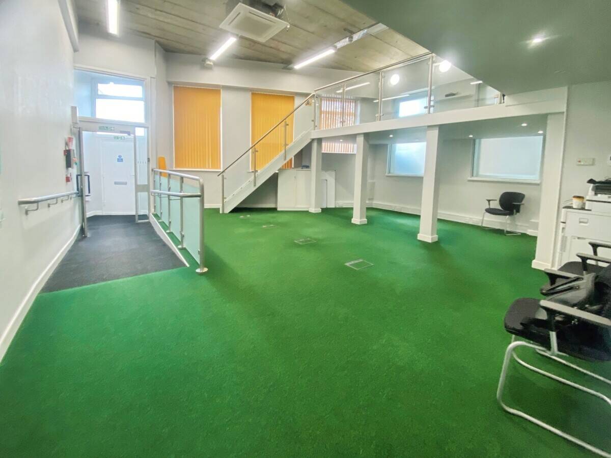 Mixed-use investment property in Benfleet Essex with commercial unit and residential flats Photo 2