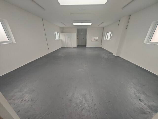 INDUSTRIAL UNIT WITH PARKING Approx. 1150 SQ. FT. £16,200 PA – LEASEHOLD - HADLEIGH Ref V0139E Photo 2
