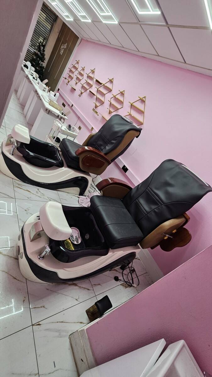 Nail Salon located on a busy High street Photo 2