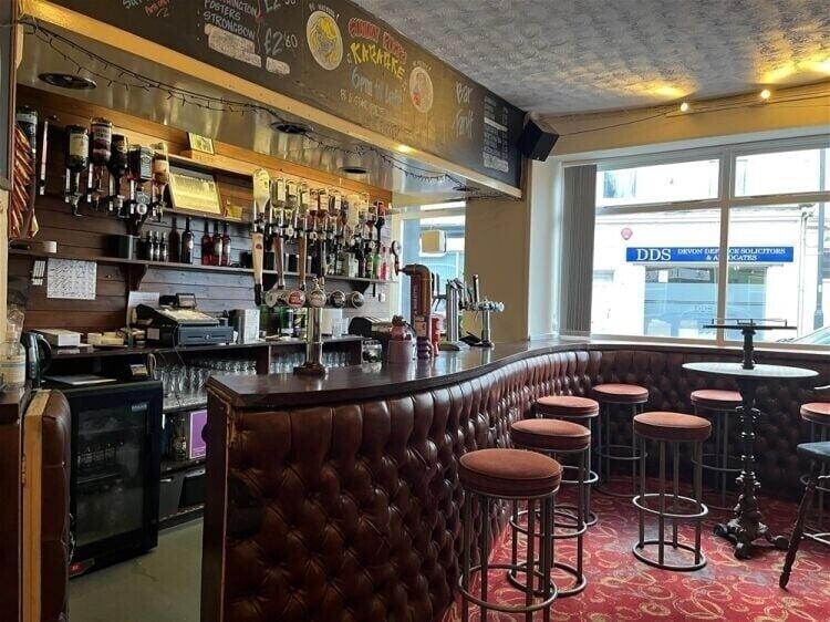 Prime Freehold Public House in Torquay Ready for Instant Exchange Photo 2