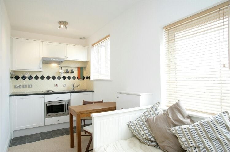 Mixed Use Rental Investment in Bournemouth Dorset with Retail Unit and Five Serviced Flats Photo 2