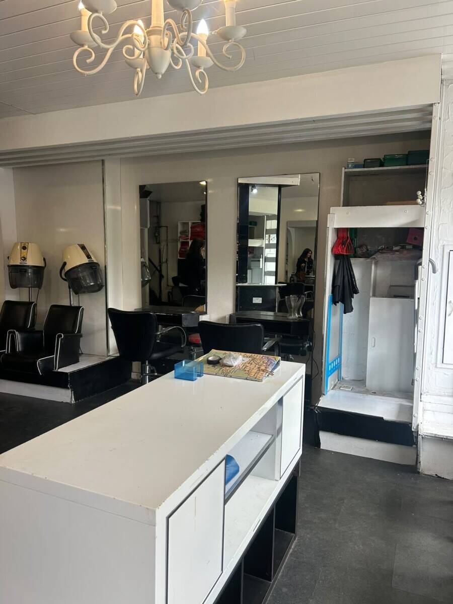 Freehold Commercial Property in Cathcart Glasgow Formerly Used as a Hair Salon for Sale Photo 2