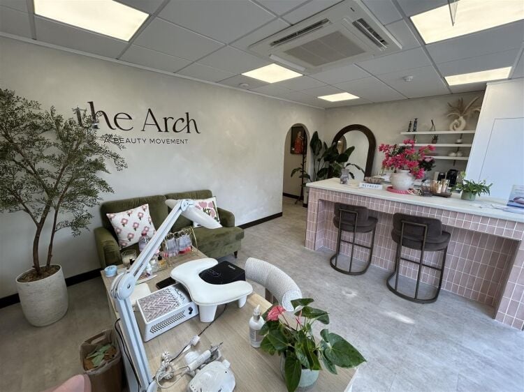 Mixed-use investment property with ground floor shop and two-bedroom flat in Bristol Photo 2
