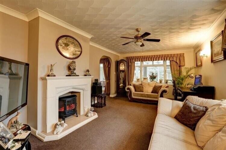 3-Bedroom Bungalow and Licensed Boarding Kennels & Cattery in Scenic Lincolnshire Photo 2