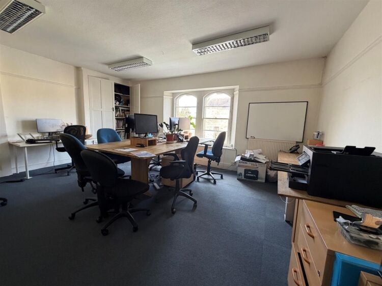 A self contained top floor office of approximately 820 ft² / 76 m² located in a prime trading position on whiteladies road. Photo 2