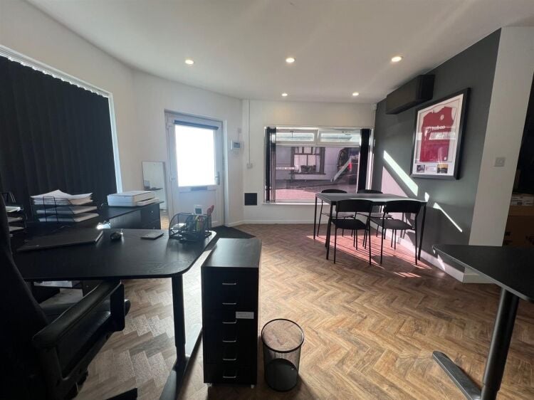 A modern shop/office of approximately 485 ft² benefiting from air conditioning, kitchen and toilet facilities. in addition, an off street parking Photo 2